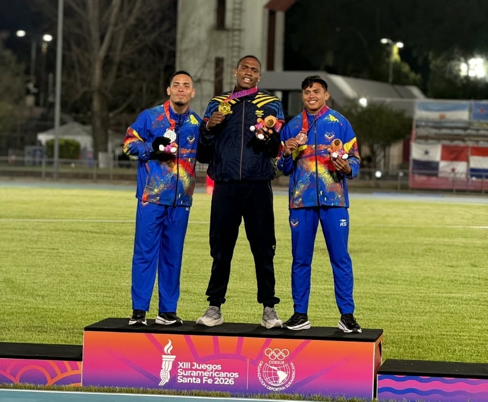Ronal Longa (centro), volvió a reinar en los 100 mts planos en un evento del ciclo olímpico. Ahora aputa a hacia los Jugos Panamericanos 2027 y los Juegos Olímpicos 2028. Foto IDRD.