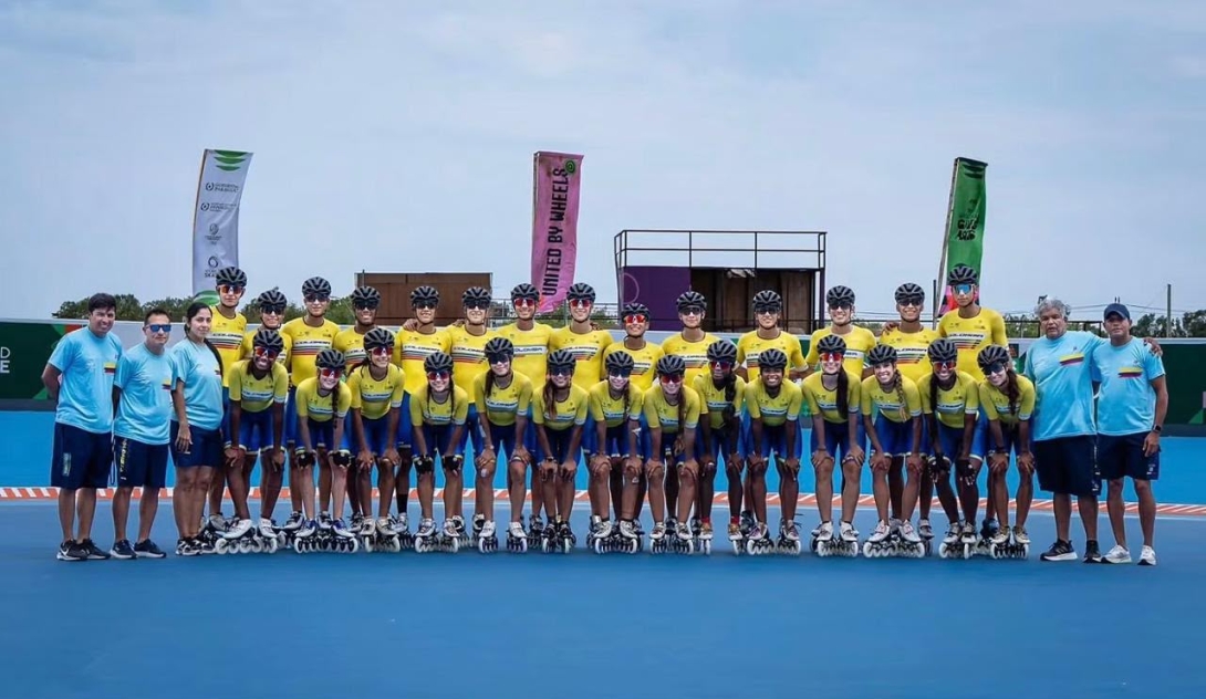 Esta es la Selección Colombia de Patinaje de Velocidad, que arranca su participación en el Campeonato Mundial en Paraguay. Son 28 deportistas y de ellos, 13 son del Equipo Bogotá. Foto cortesía Fedepatín.