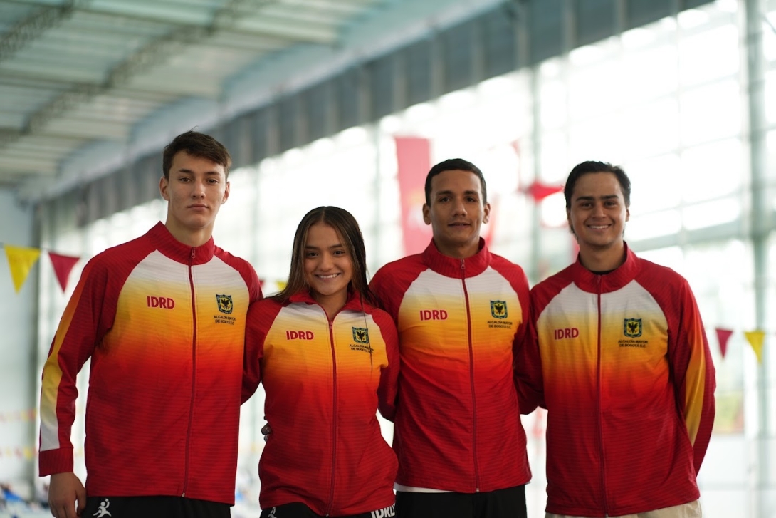 Cuatro de los cinco bogotanos que estarán en el Mundial de Natación con aletas en aguas abiertas en Egipto. Aparecen (izq. a der.) Erick Pinzón, Diana Yoscua, Alexander Jiménez y Samuel Roa. Foto IDRD.
